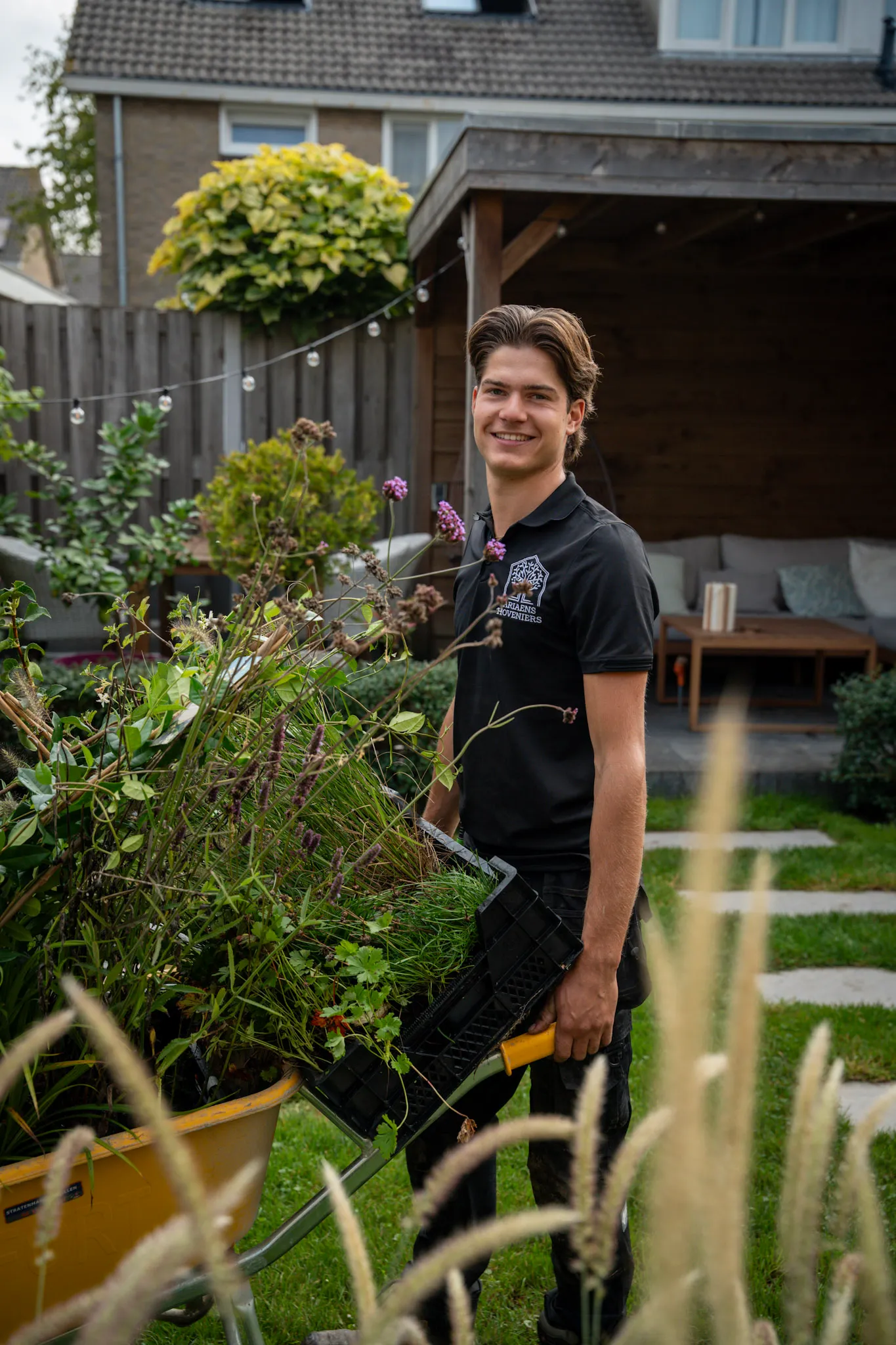 Jaap met planten in de tuin in zijn werkkleding